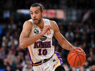 Kings survive scare to beat Hawks in NBL