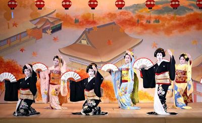 Geiko, maiko carry on performing in Kyoto