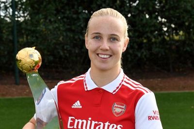 Beth Mead signs new Arsenal contract to cap off fairytale 18 months for England striker
