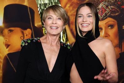 Margot Robbie stuns with glam lookalike mother at Babylon premiere