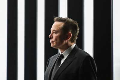 Musk flees reporters, faces "sanctions"
