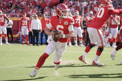 Chiefs QBs Shane Buechele, Chris Oladokun emulating Texans two-QB system in practice