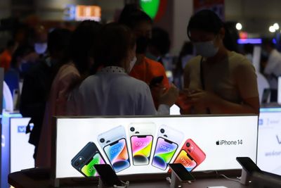 Smartphone shipments dip in Q3 as inflation bites