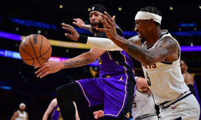 Anthony Davis exits Lakers-Nuggets game with right foot injury
