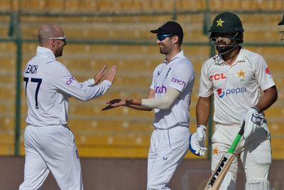 Rehan Ahmed straight in as England strike before lunch to leave Pakistan 117-3