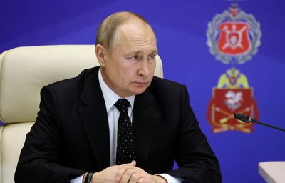 Putin sounds out military commanders on Ukraine