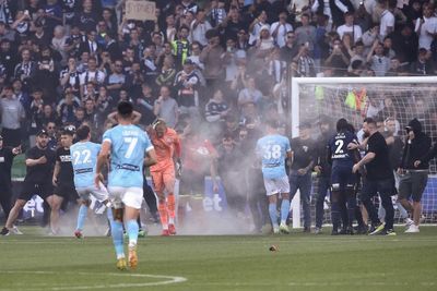 Victoria police to prosecute pitch invaders; more contaminated spinach cases in Queensland – as it happened