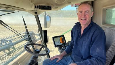 Ex-defence force personnel, pilots among workers helping with Victoria's record grain harvest