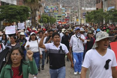 As Peru unrest ebbs, stranded tourists make way to safety