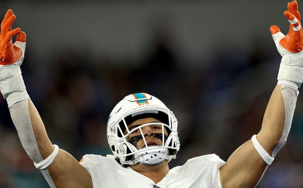 Bills vs. Dolphins weather: Jaelan Phillips warms up shirtless