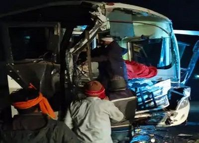 UP: Tourist Bus Collides With Truck On National Highway Near Varanasi; 13 Including Bus Driver, Conductor Injured