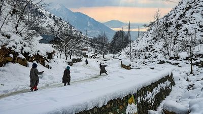 J&K: Freezing Cold, Dry Weather Continues In Kashmir