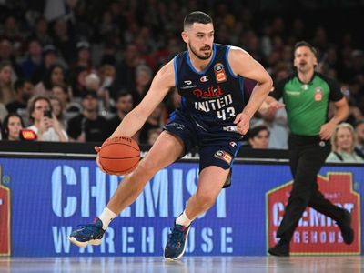 Goulding shines as United top Hawks