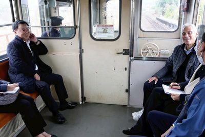 U.S. ambassador enjoys local train ride in Chiba