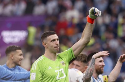 Argentina goalkeeper Emiliano Martínez did a hilarious shimmy after a huge World Cup final PK save