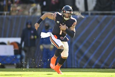 Justin Fields exits game vs. Eagles, returns to lead Bears to TD