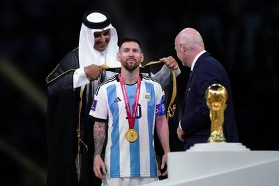 The meaning behind the robe given to Lionel Messi at the World Cup