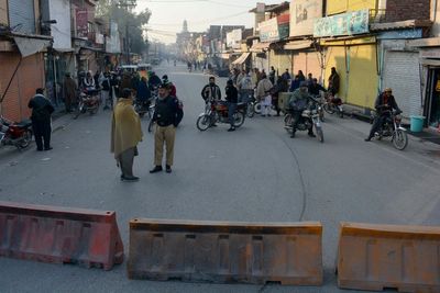 Pakistani Taliban overpower guards, seize police center