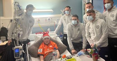 Craig Gordon surprises Edinburgh Sick Kids as Hearts team makes visit to wards