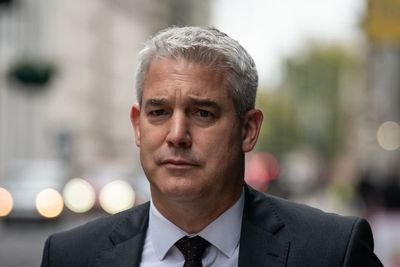 Steve Barclay ‘holding country to ransom’ by refusing to discuss nurses pay, says union boss