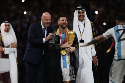 What is a bisht and why was Messi wearing it at the World Cup?