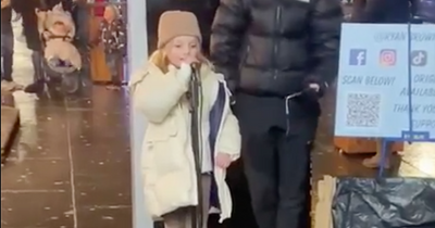 Adorable moment Glasgow busker hands mic to schoolgirl to perform to Christmas crowds