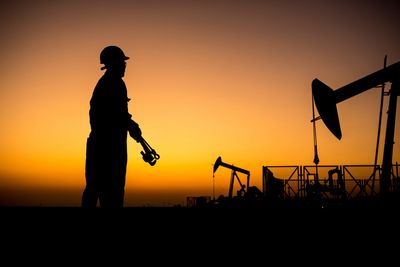 2 Oil and Gas Stocks to Buy Into the New Year