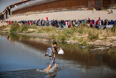 U.S. Supreme Court allows rapid removal of migrants to continue as legal challenge plays out