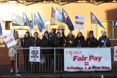 Thousands of nurses stage second walkout in bitter row over pay