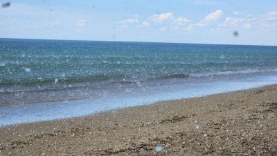 Hail forces Busselton beachgoers to seek shelter during thunderstorm