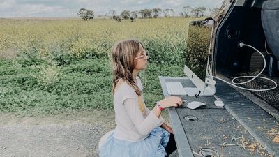 Elon Musk's internet proves an unlikely saviour for some rural Australians suffering connectivity 'fatigue'