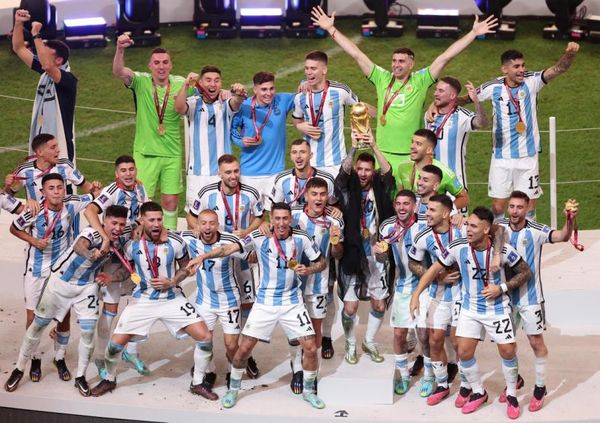 World Cup: Lewd gesture with trophy by Argentina goalkeeper Emiliano 'Emi'  Martinez's divides opinion - Manchester Evening News