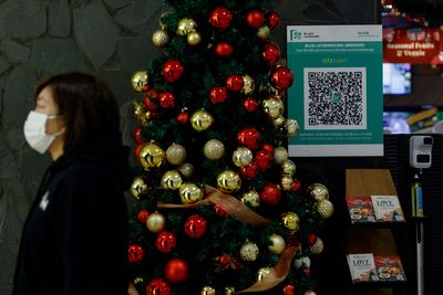 Hong Kong to drop COVID test for bars, entertainment venues