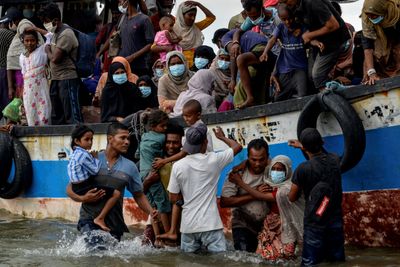 Call to save Rohingya refugees adrift at sea without water, food