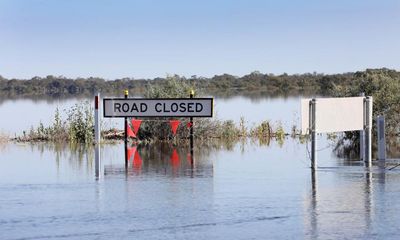 Non-essential activity on Murray River banned in South Australia with flood waters to peak at Christmas