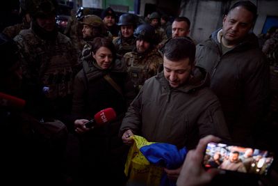 Ukrainian president visits frontline Bakhmut, hails 'superhuman' troops