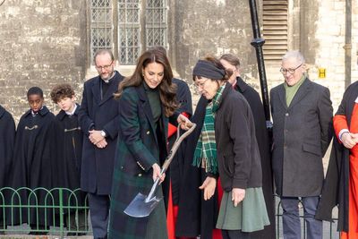 Kate plants tree at Westminster Abbey in memory of the late Queen