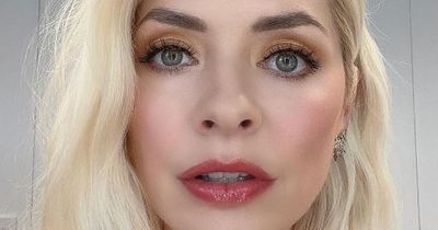 Holly Willoughby's £6 false eyelashes revealed - perfect for party glamour