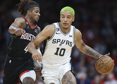 Spurs rookie Jeremy Sochan did his best Dennis Rodman impression with one-handed free throw