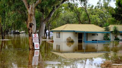 Owners face uncertainty as levee breach floods Kingston-on-Murray Caravan Park