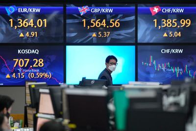 Asian shares mixed as recession worries temper Wall St gains