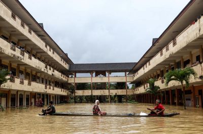 5 dead, over 70,000 evacuated in Malaysia floods