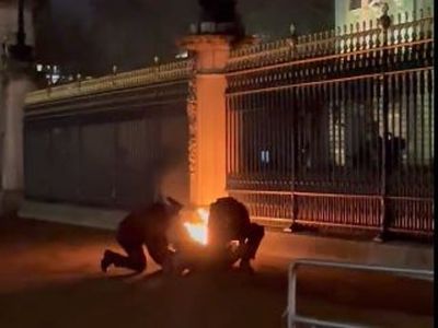 Man, 30, arrested after Buckingham Palace front gates set on fire