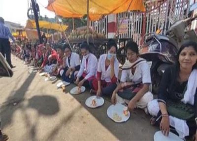 Madhya Pradesh: Contract Health Workers Protest By Eating Straw In Guna