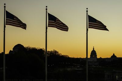 US lawmakers race weather to reach government funding deal