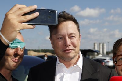 Elon Musk’s Twitter obsession is hurting Tesla