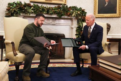 Zelenskiy gives Biden military medal from HIMARS unit captain