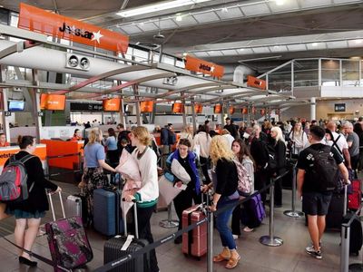 Christmas travel rush slams airports