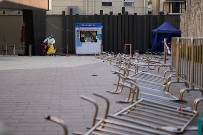 Shanghai hospital warns of 'tragic battle' as COVID spreads