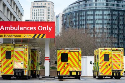 Quarter of ambulance patients waiting more than an hour for A&E handover